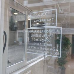 Detalle de horario en la puerta del Centro psicotécnico en Oviedo