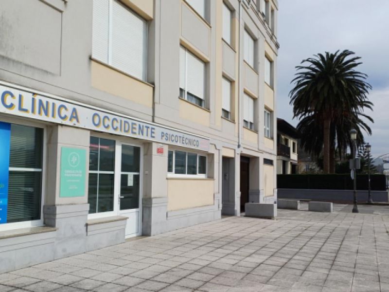 Fachada del Centro psicotécnico en Navia