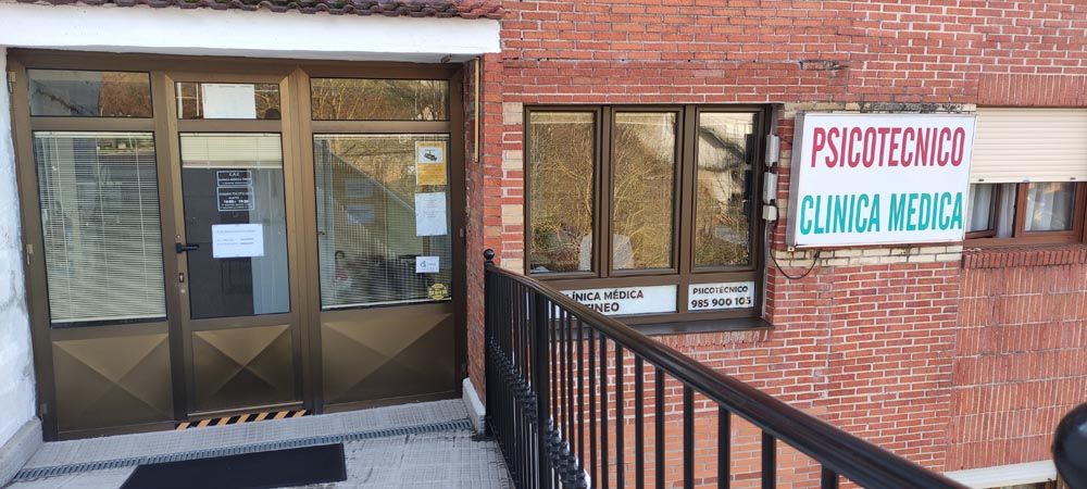 Fachada del Centro psicotécnico en Tineo