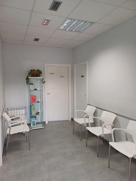 Sala de espera del Centro psicotécnico en Navia
