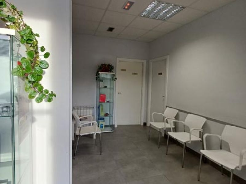 Sala de espera del Centro psicotécnico en Navia
