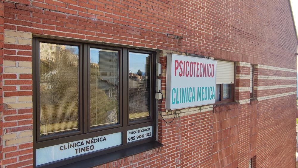 Fachada del Centro psicotécnico en Tineo
