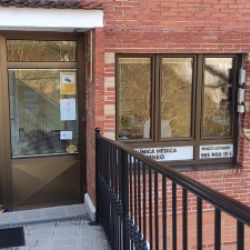 Fachada del Centro psicotécnico en Tineo