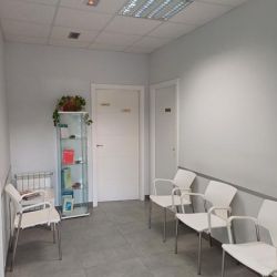 Sala de espera del Centro psicotécnico en Navia