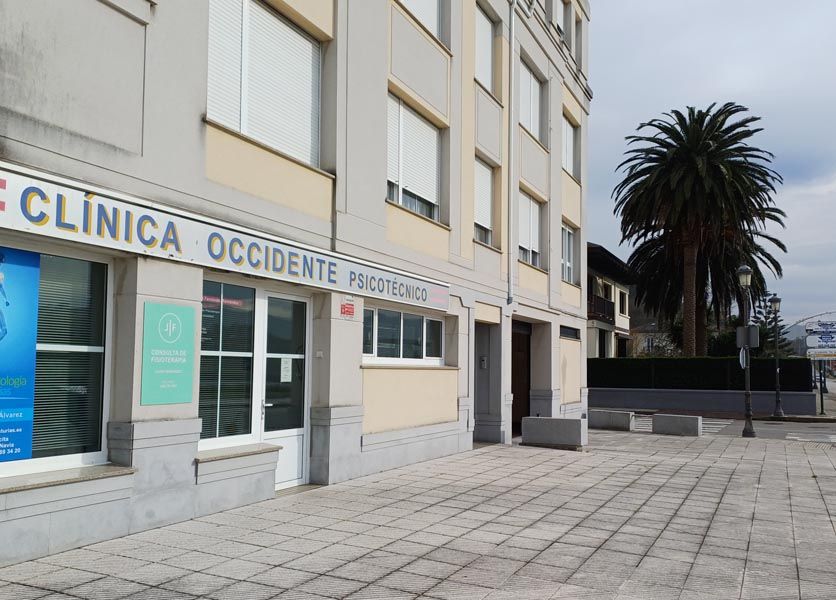 Fachada del Centro psicotécnico en Navia