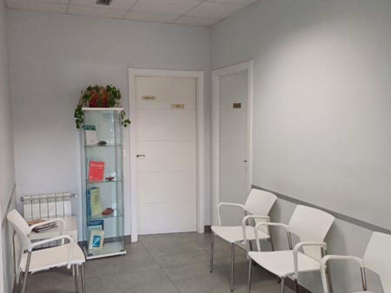 Sala de espera del Centro psicotécnico en Navia