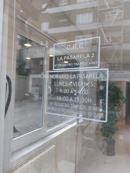 Detalle de horario en la puerta del Centro psicotécnico en Oviedo