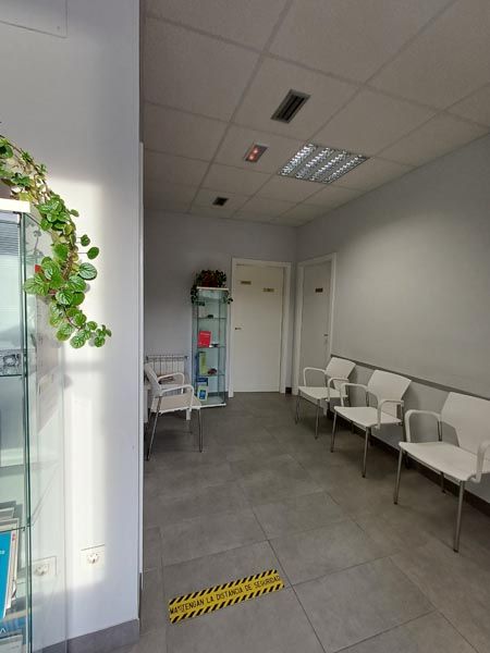 Sala de espera del Centro psicotécnico en Navia