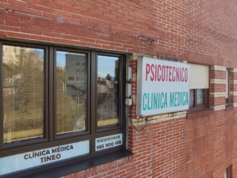 Fachada del Centro psicotécnico en Tineo