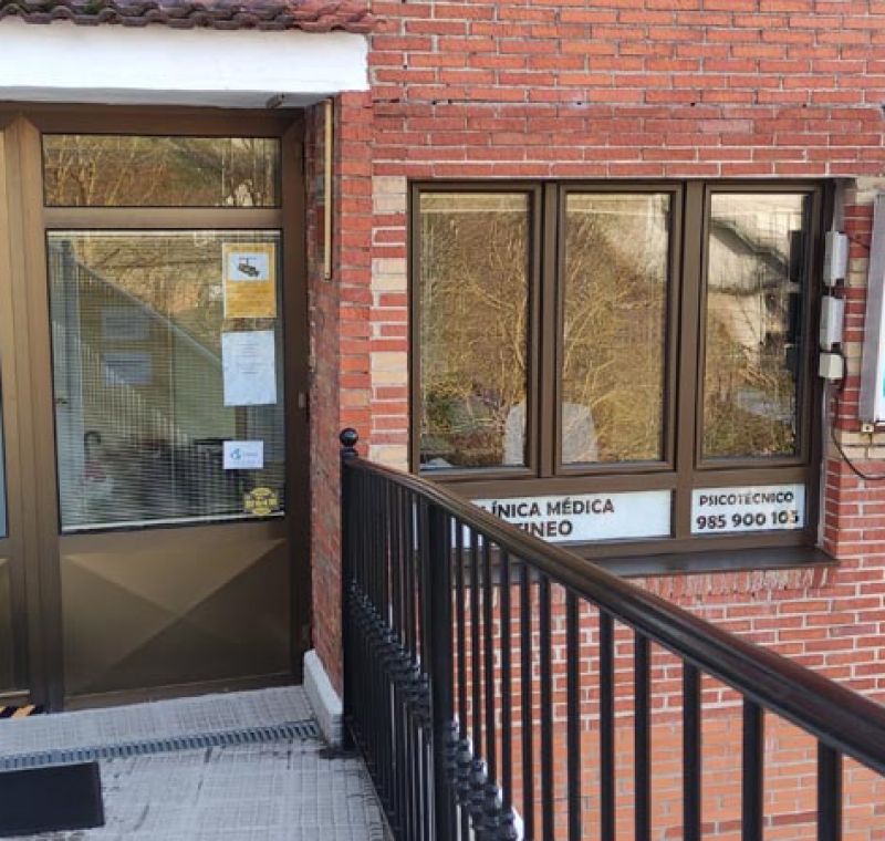 Fachada del Centro psicotécnico en Tineo